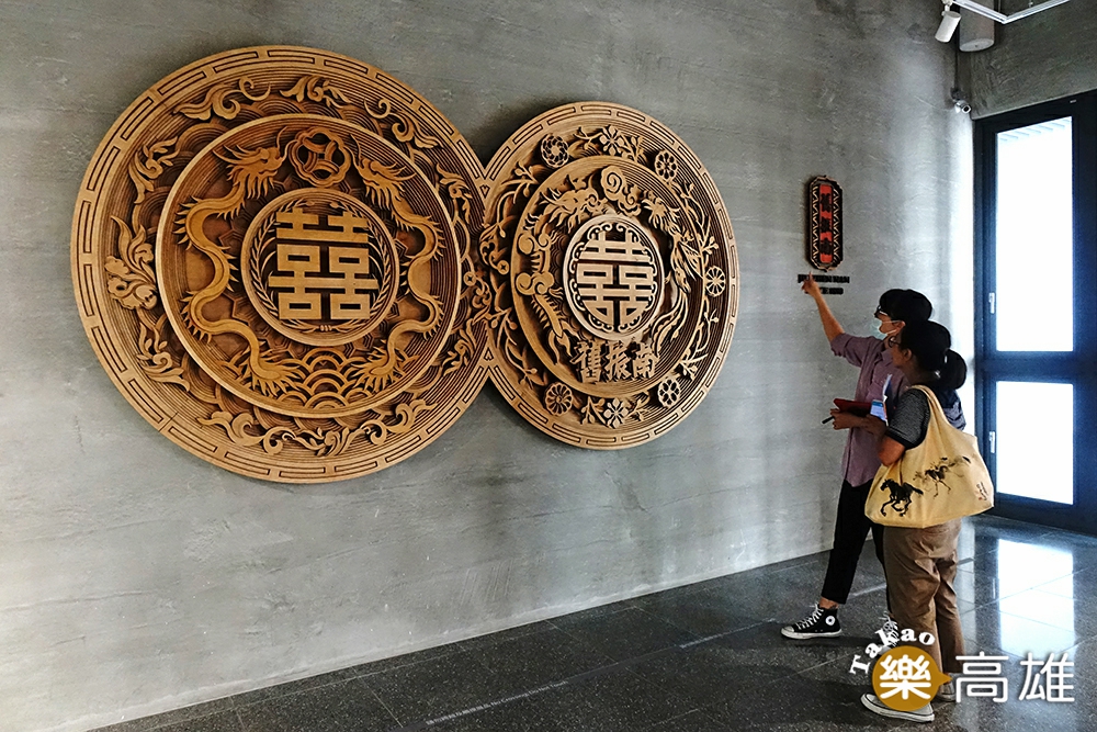 雙囍牆裝置藝術，兩個大圓桌組成代表兩個家庭，就像辦喜事。（攝影/曾信耀）