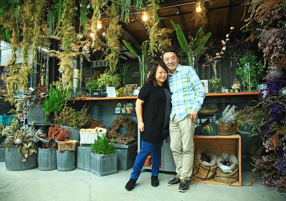 許登栗夫妻是Danny’s flower花藝實驗藝廊的靈魂,也是一對充滿愛的夫妻 許登栗夫妻是Danny’s flower花藝實驗藝廊的靈魂,也是一對充滿愛的夫妻
