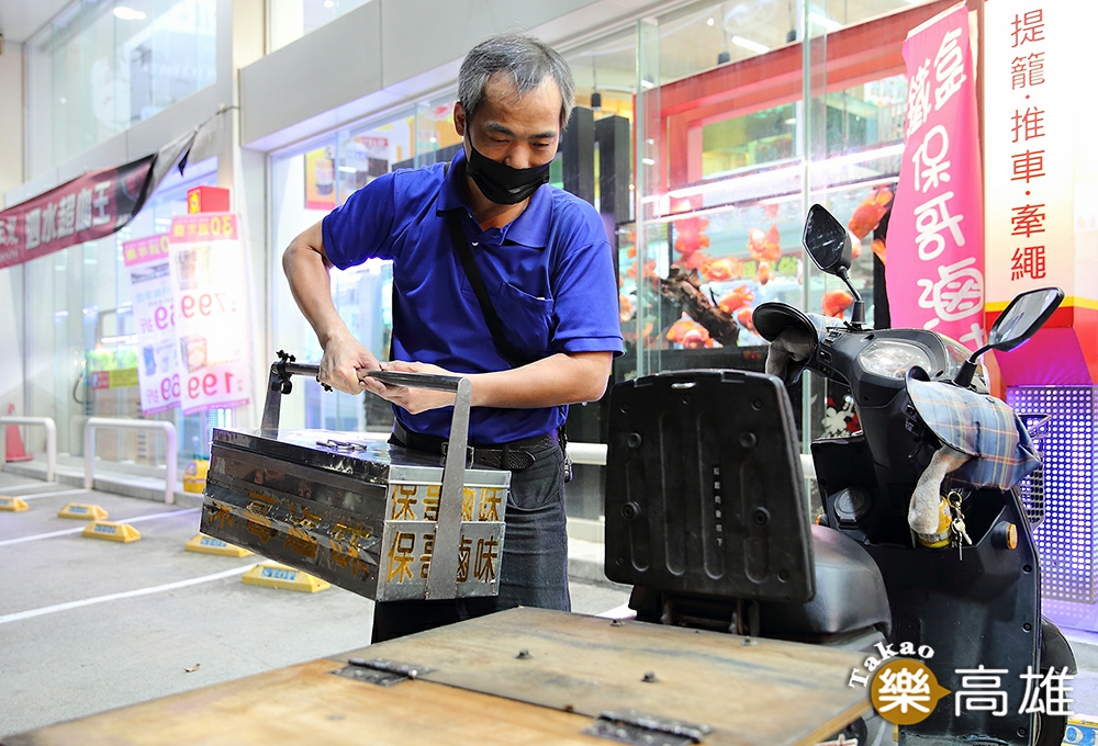 保哥滷味原本不定點販售，因有店家經理一吃上癮，邀請他們到店門口定點擺攤。（攝影/Carter）