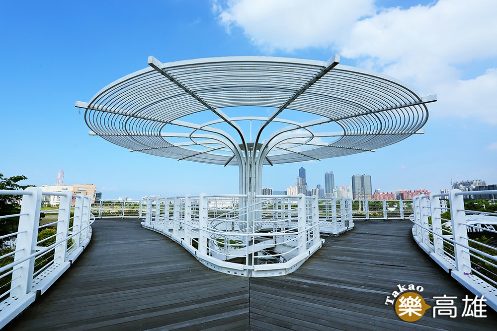 觀景台上可欣賞高雄市區的天際線,及知名建築物地標。(攝影/Carter) 觀景台上可欣賞高雄市區的天際線,及知名建築物地標。(攝影/Carter)