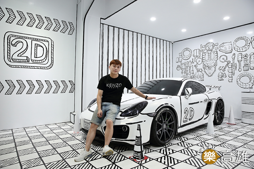 老闆DINO的愛車配合黑白色系,將車重新烤漆上色,直接停在店門口與背景宛若一體。(攝影/Carter) 老闆DINO的愛車配合黑白色系,將車重新烤漆上色,直接停在店門口與背景宛若一體。(攝影/Carter)