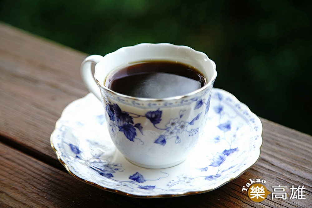 老三咖啡館自種自烘的咖啡有「龍眼咖啡」之稱,咖啡透著龍眼果香餘韻。(攝影/曾信耀) 老三咖啡館自種自烘的咖啡有「龍眼咖啡」之稱,咖啡透著龍眼果香餘韻。(攝影/曾信耀)