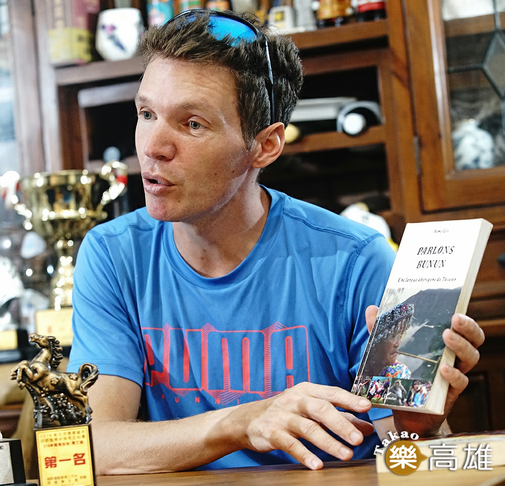 吉雷米為保留台灣族群語言文化，陸續以法文出版了三本關於布農、阿美與台語的語言書。（攝影/曾信耀）