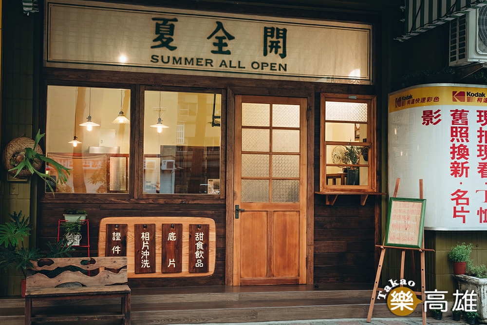 看板的白底黑字來自日本吉他手──高中正義《夏全開》專輯。(攝影/張晉瑞)