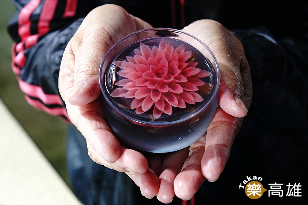 賴鳳嬌笑說，3D果凍花常常讓人捨不得吃。（攝影/曾信耀）