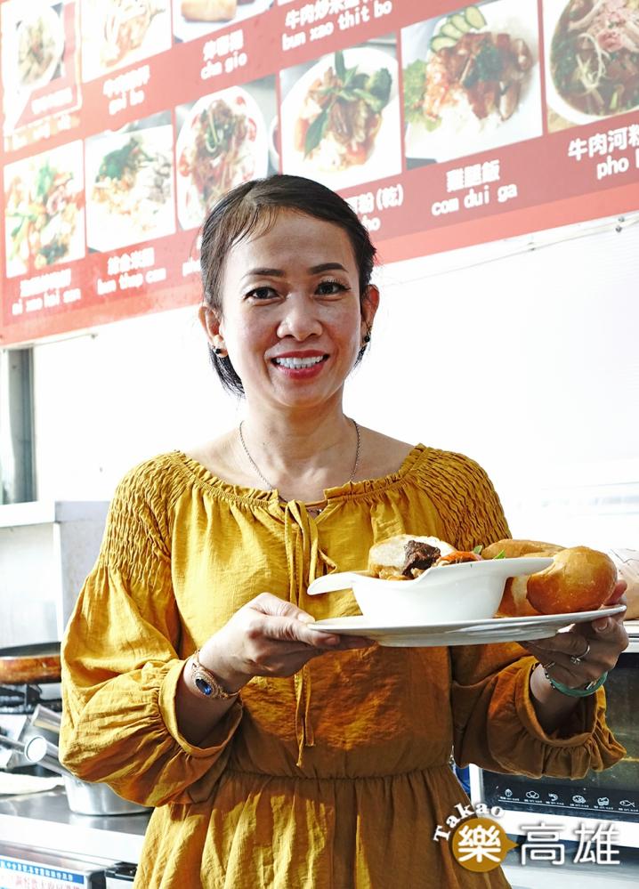 來自越南的張玉嬌鳳不僅做得一手道地的家鄉料理，對台灣小吃也樣樣精通。（攝影/曾信耀）