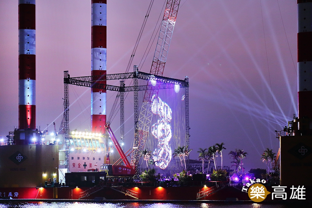 全台最大海事平台工作船宏禹一號化身成為2021高雄跨年的「海上舞台」。（攝影/Carter）
