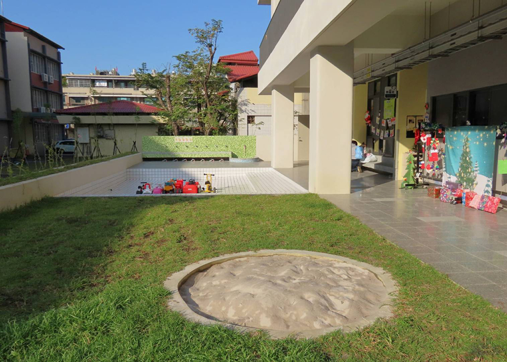 園內的建築和設備新穎多元,一樓設有戲水池、沙坑和跑道。(圖片提供/新甲非營利幼兒園) 園內的建築和設備新穎多元,一樓設有戲水池、沙坑和跑道。(圖片提供/新甲非營利幼兒園)