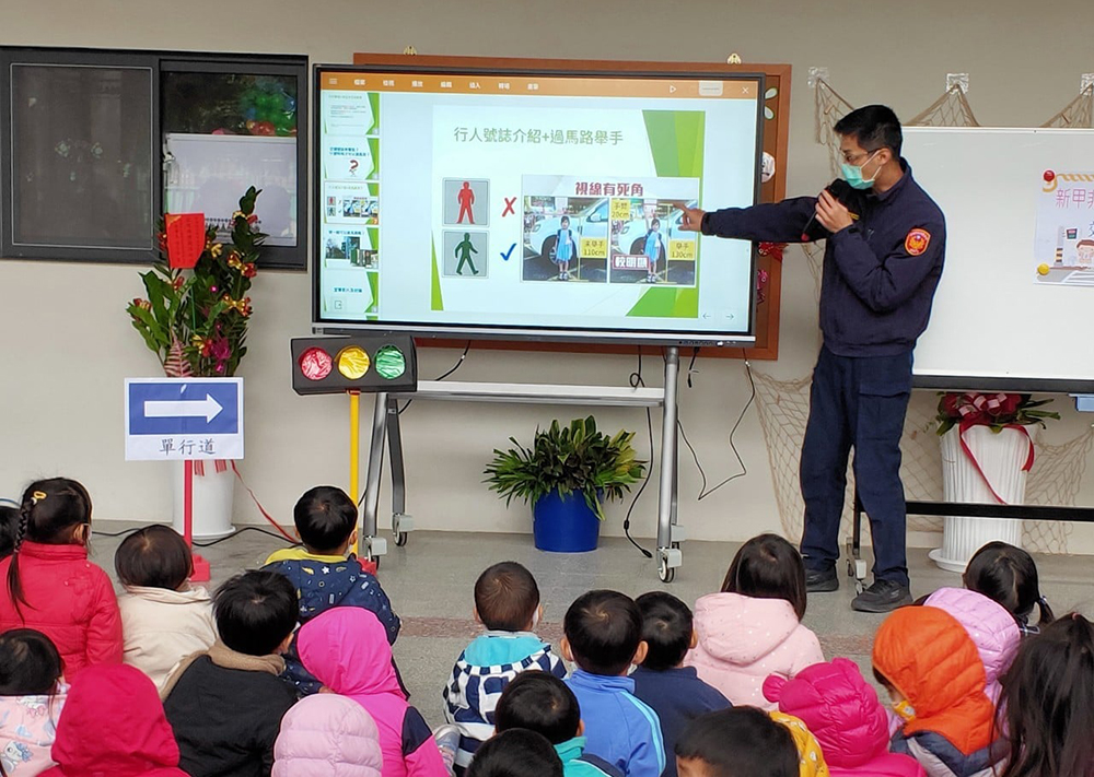 附近警察局等單位到幼兒園現場教學。(圖片提供/新甲非營利幼兒園) 附近警察局等單位到幼兒園現場教學。(圖片提供/新甲非營利幼兒園)