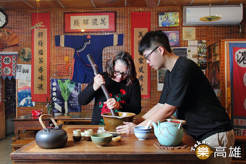 美濃擂茶首創鋪可體驗親手製作擂茶。（攝影/Carter）