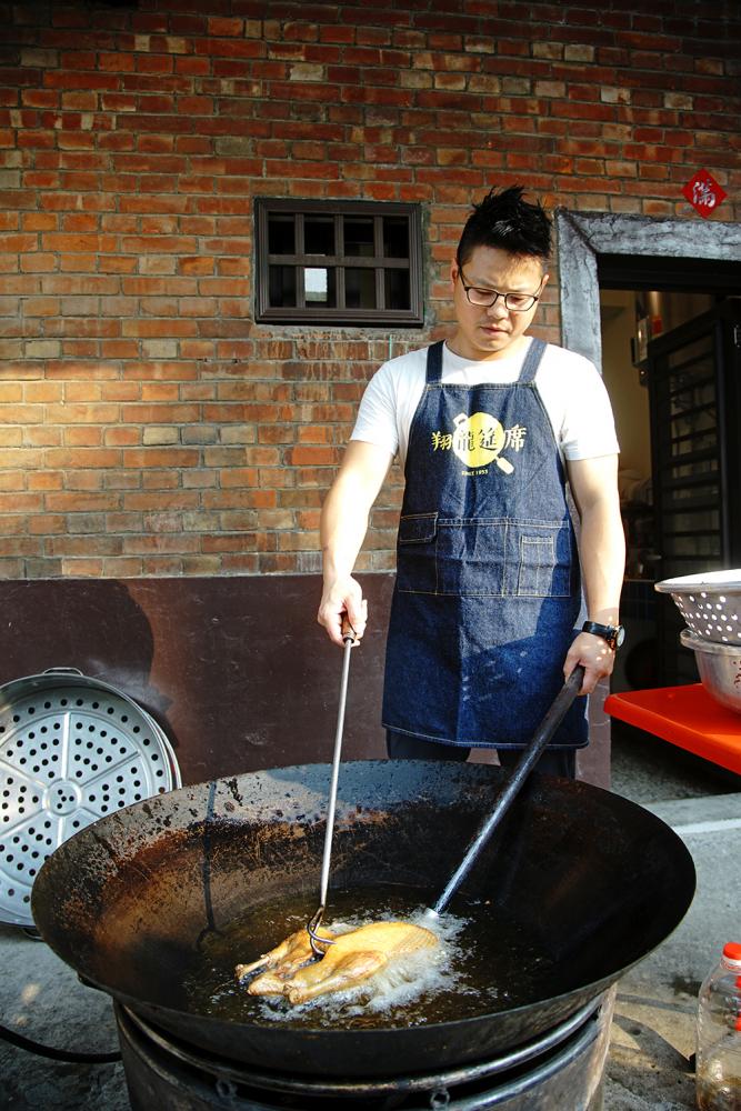 型男主廚陪伴愛妻接下辦桌事業,共同努力打拼,親自掌廚。(攝影/曾信耀) 型男主廚陪伴愛妻接下辦桌事業,共同努力打拼,親自掌廚。(攝影/曾信耀)