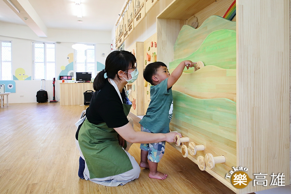 孩子在家長與社工引導下探索環境,透過遊戲打開視覺、觸覺等知覺潛能。(攝影/Carter) 孩子在家長與社工引導下探索環境,透過遊戲打開視覺、觸覺等知覺潛能。(攝影/Carter)