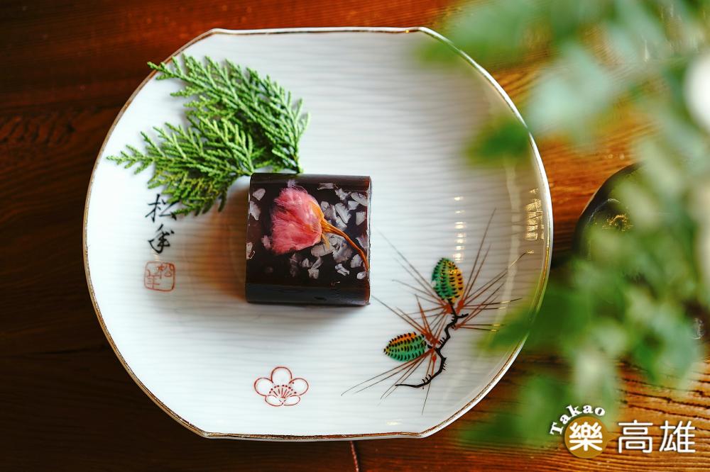 春季的「櫻花伯爵羊羹」以伯爵茶製成羊羹，微鹹的鹽漬櫻花平衡羊羹的甜味，脆口錦玉羹凍結落櫻之美。（攝影/Cindy Lee）