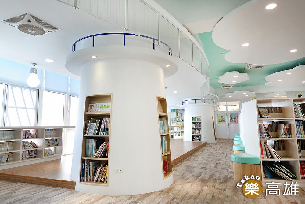 燈塔是旗津獨特的風景，共讀站內兩座白色燈塔展示新書，讓讀者在書海中看見新的知識亮光。（攝影/Carter）