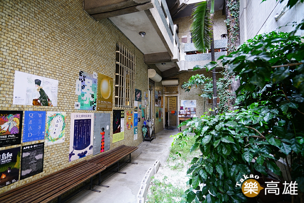 三餘書店為一棟50多年的三層樓老洋房，穿越綠意盎然的庭院進入書店，心緒也隨之平靜。（攝影/Cindy Lee）