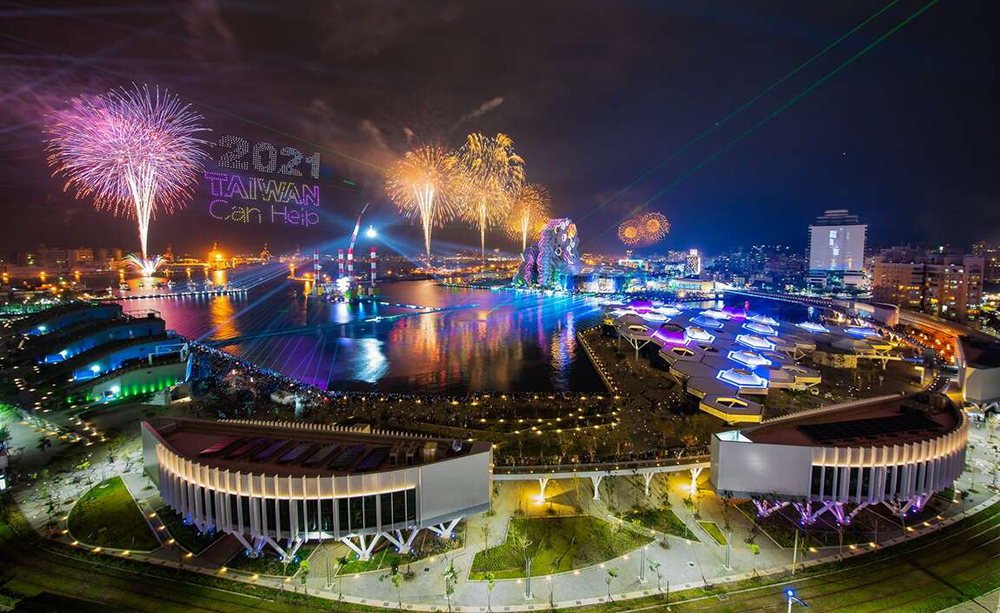2021國慶煙火是以國際矚目的亞洲新灣區為背景,圖為2021跨百光年系列活動照片。 (攝影/劉元經) 2021國慶煙火是以國際矚目的亞洲新灣區為背景,圖為2021跨百光年系列活動照片。 (攝影/劉元經)
