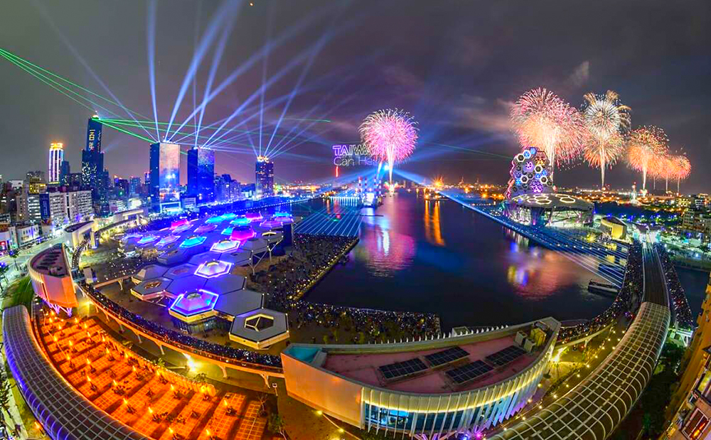 睽違20年的國慶煙火照亮明媚港灣,成為高雄旅遊新話題,預計將帶給市民最燦爛的雙十假期。圖為2021跨百光年系列活動照片。 (攝影/林宥成) 睽違20年的國慶煙火照亮明媚港灣,成為高雄旅遊新話題,預計將帶給市民最燦爛的雙十假期。圖為2021跨百光年系列活動照片。 (攝影/林宥成)