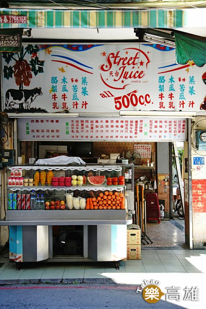 福生果汁店又大又醒目的招牌,是當年電影《天台》拍攝時所留下的。(攝影/曾信耀) 福生果汁店又大又醒目的招牌,是當年電影《天台》拍攝時所留下的。(攝影/曾信耀)