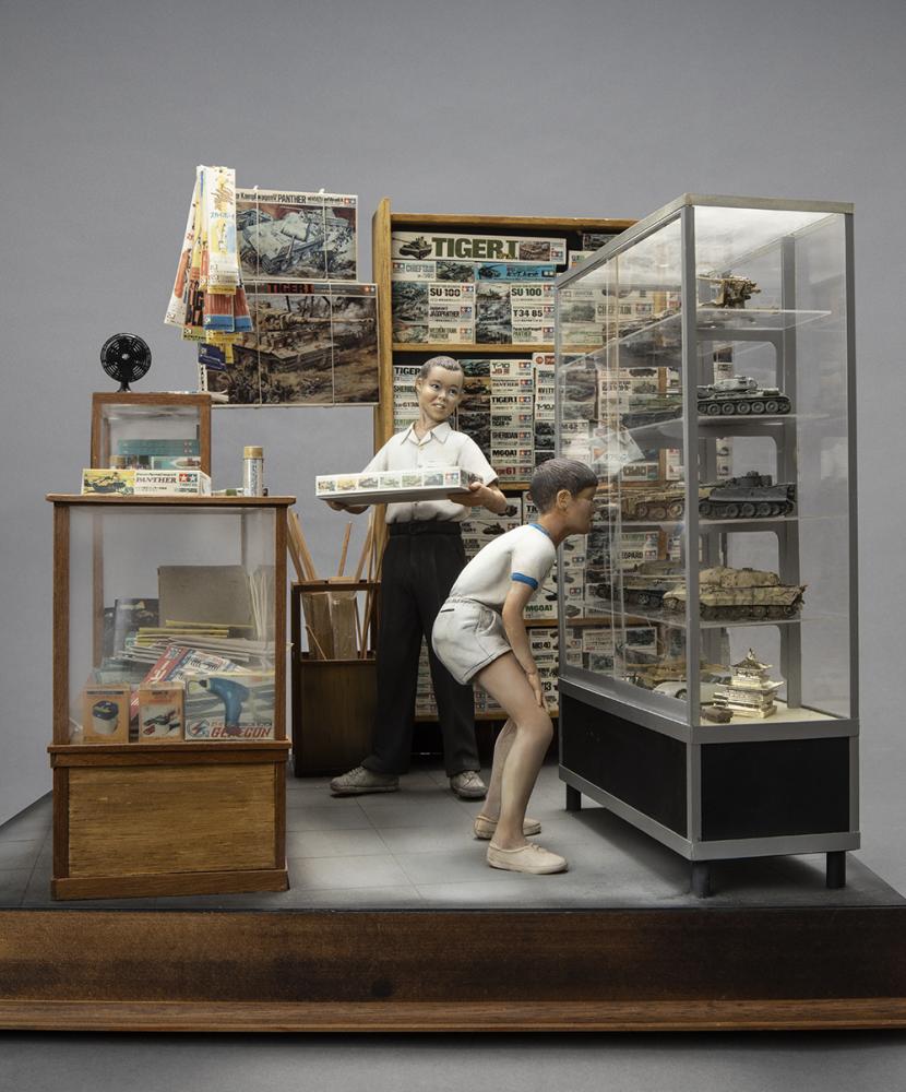 《模型少年的日常》作品與海洋堂的世界坦克博物館系列(World Tank Museum)合作,模型主角就是山田老師的縮影,重新回憶自己第一次進到模型店欣賞作品的欣喜與感動。(圖片提供/聯合數位文創) 《模型少年的日常》作品與海洋堂的世界坦克博物館系列(World Tank Museum)合作,模型主角就是山田老師的縮影,重新回憶自己第一次進到模型店欣賞作品的欣喜與感動。(圖片提供/聯合數位文創)