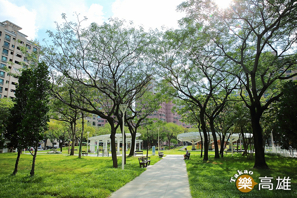 左營福山公園經全面改造更新,成為具有多元遊戲設施,老少咸宜的共融式遊樂場,讓高雄居民可以放心休憩遛小孩。(攝影/Carter) 左營福山公園經全面改造更新,成為具有多元遊戲設施,老少咸宜的共融式遊樂場,讓高雄居民可以放心休憩遛小孩。(攝影/Carter)
