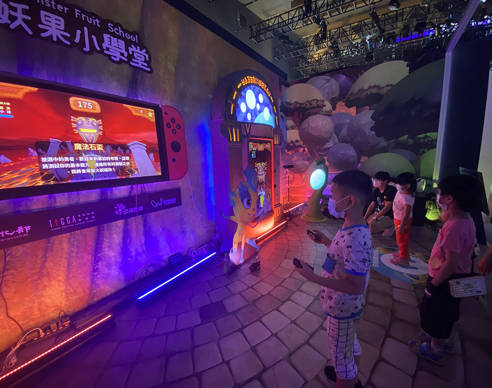 有趣又動感的妖果小學堂體驗遊戲,很適合親子一起遊玩。(圖片提供/哇哇科技) 有趣又動感的妖果小學堂體驗遊戲,很適合親子一起遊玩。(圖片提供/哇哇科技)