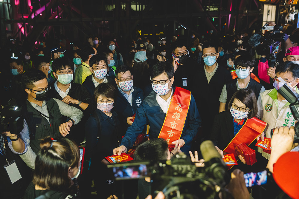 陳其邁市長現場發送壓轎金,信眾擠得水洩不通。(攝影/Kito) 陳其邁市長現場發送壓轎金,信眾擠得水洩不通。(攝影/Kito)