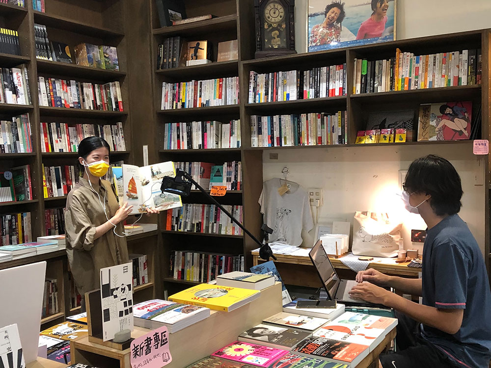 高市文化局邀請在地書店踴躍提案,防疫期間推線上讀冊,書市閱讀不打烊。(圖片提供/高雄市政府文化局) 高市文化局邀請在地書店踴躍提案,防疫期間推線上讀冊,書市閱讀不打烊。(圖片提供/高雄市政府文化局)