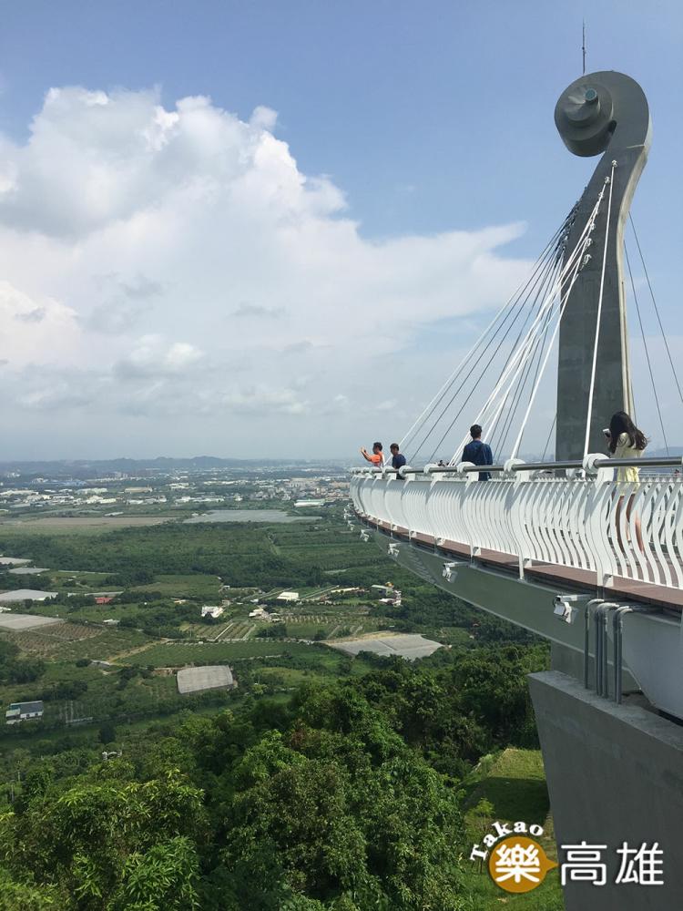 位於小崗山的岡山之眼天空迴廊高40公尺,可將四周風光盡收眼底。(攝影/陳婷芳) 位於小崗山的岡山之眼天空迴廊高40公尺,可將四周風光盡收眼底。(攝影/陳婷芳)