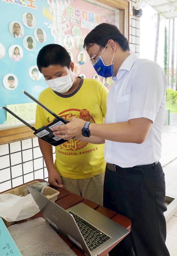 台積電基金會捐贈200台再生筆電,支援偏鄉學子的遠距教學。(圖片提供/高雄市政府教育局) 台積電基金會捐贈200台再生筆電,支援偏鄉學子的遠距教學。(圖片提供/高雄市政府教育局)