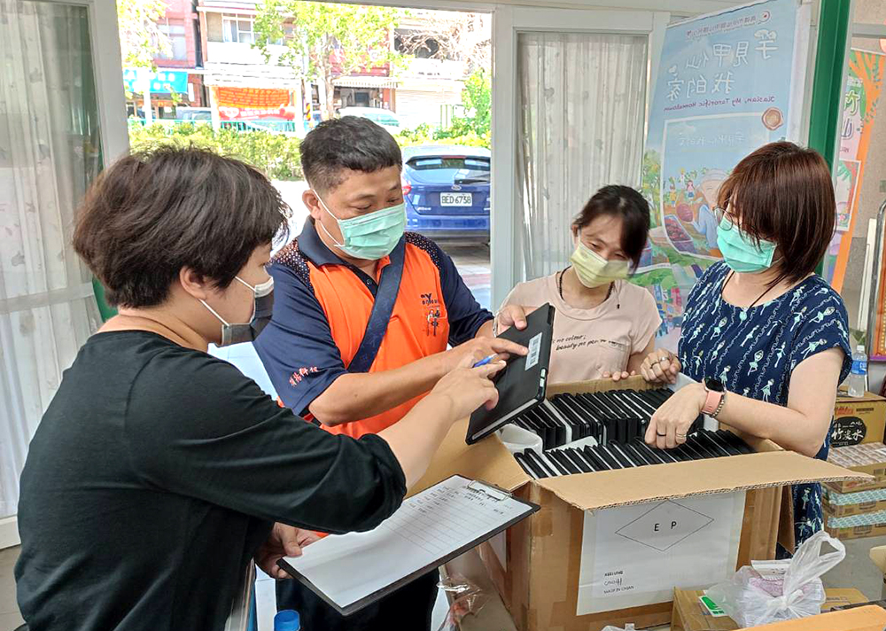 從器材配送、設備安裝到系統維修的一條龍服務,讓師生線上授課不再傷腦筋。 (圖片提供/高雄市政府教育局) 從器材配送、設備安裝到系統維修的一條龍服務,讓師生線上授課不再傷腦筋。 (圖片提供/高雄市政府教育局)