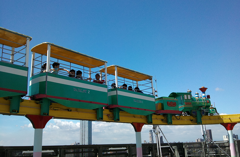 遊園小火車每5分鐘一趟巡迴,和其他樂園火車不同的是,從車廂內看到的風景又高又遠,讓人感到新鮮又刺激。(圖片提供/大立百貨空中樂園) 遊園小火車每5分鐘一趟巡迴,和其他樂園火車不同的是,從車廂內看到的風景又高又遠,讓人感到新鮮又刺激。(圖片提供/大立百貨空中樂園)