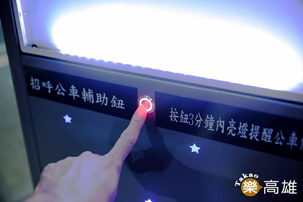 創意增加的「紅色招呼燈」，民眾只要按鈕，就能亮燈招呼公車停靠。（攝影/Carter）