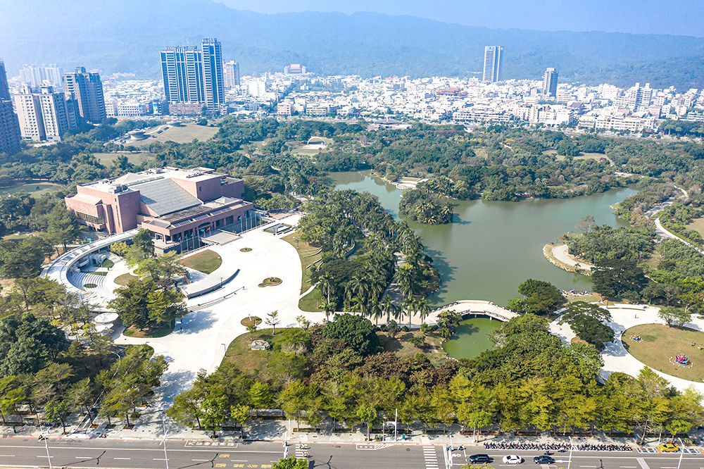 改造後的高美館全園區占地將超過40公頃,結合高美館、高史博、電影館以及自然綠地。(圖片提供/高雄市立美術館) 改造後的高美館全園區占地將超過40公頃,結合高美館、高史博、電影館以及自然綠地。(圖片提供/高雄市立美術館)
