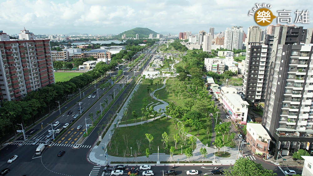 鐵道地下化後變身為綠廊道，讓高雄的城市景觀再升級。（圖片提供/高雄市政府工務局）
