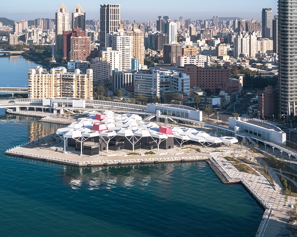融合高雄港灣地景,同時獨樹一格的場館造型令人驚艷,樹立公共工程創新及突破的典範。(圖片提供/高雄市政府文化局 @YHLAA) 融合高雄港灣地景,同時獨樹一格的場館造型令人驚艷,樹立公共工程創新及突破的典範。(圖片提供/高雄市政府文化局 @YHLAA)