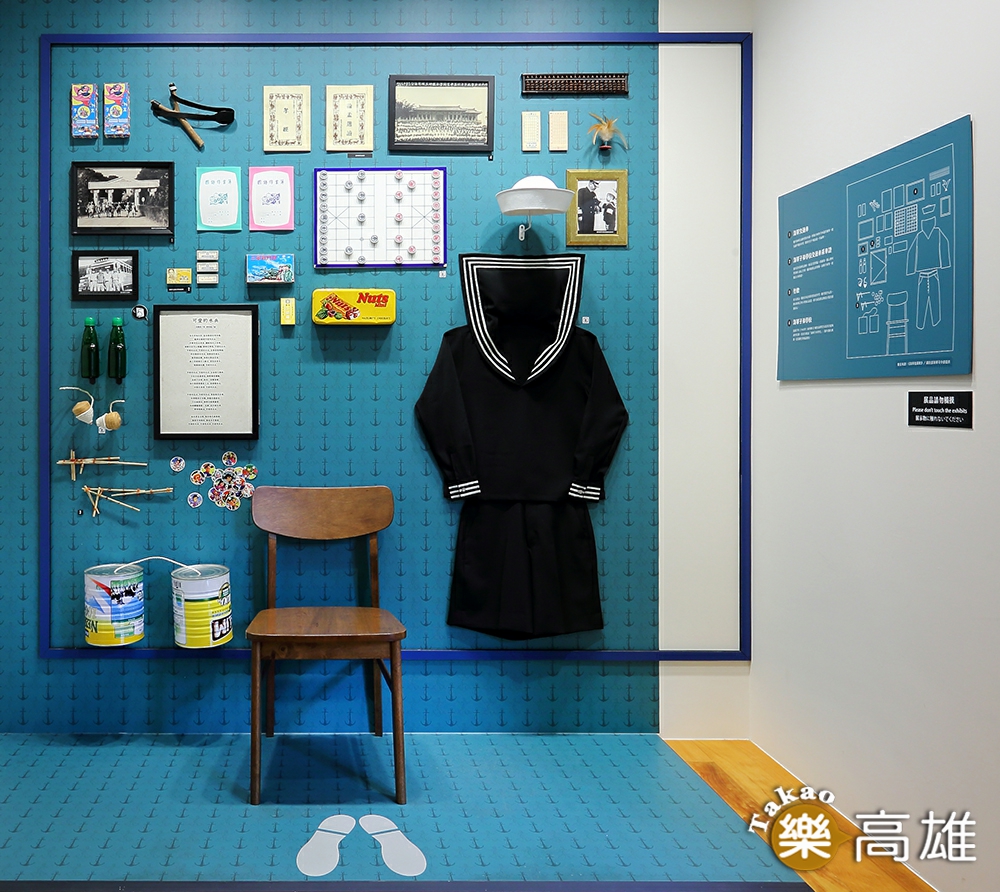「童年樂活」展間藉由海軍水兵制服、船型帽,歌曲〈可愛的水兵〉、《諸葛四郎》漫畫、打彈珠和紙牌等遊戲,重現海軍子弟的童年時光。(圖片提供/Carter) 「童年樂活」展間藉由海軍水兵制服、船型帽,歌曲〈可愛的水兵〉、《諸葛四郎》漫畫、打彈珠和紙牌等遊戲,重現海軍子弟的童年時光。(圖片提供/Carter)