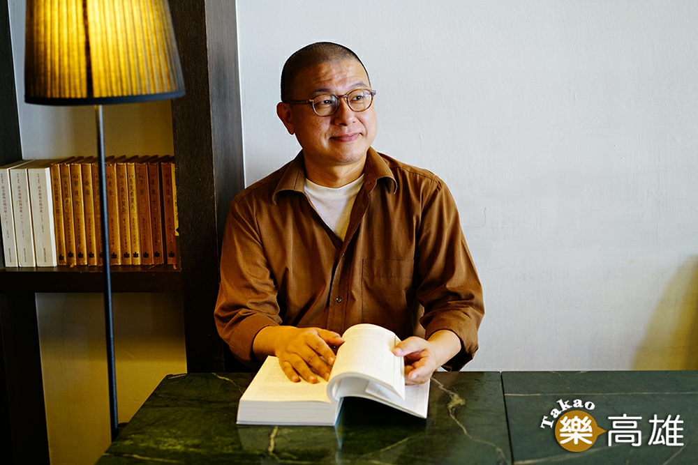 「我關切的是大眾、是真正的生活。」張孝維是設計師、餐飲負責人,同時懷抱關切社會與文化的哲學家胸襟。(攝影/Cindy Lee) 「我關切的是大眾、是真正的生活。」張孝維是設計師、餐飲負責人,同時懷抱關切社會與文化的哲學家胸襟。(攝影/Cindy Lee)