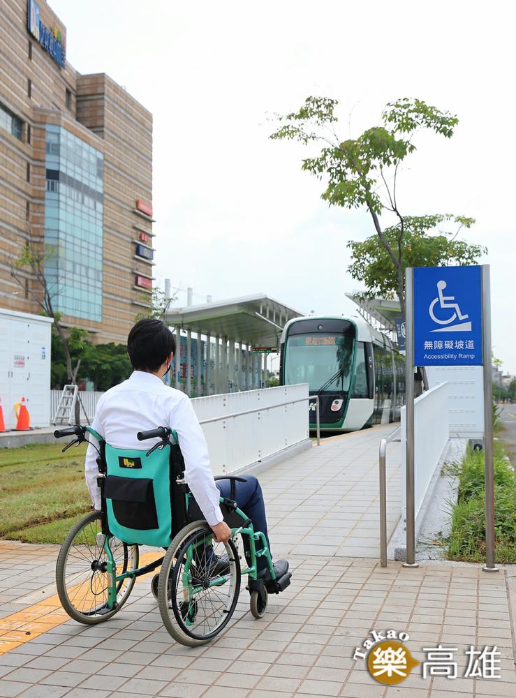 民眾可搭乘高雄捷運與輕軌來趟「無障礙」的輕旅行。(攝影/Carter)