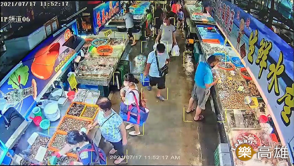 高市府海洋局在蚵仔寮魚貨直銷中心推出「AI智慧監控群聚即時告警系統」即時控管人流，並自動廣播警示。(攝影/曾信耀)