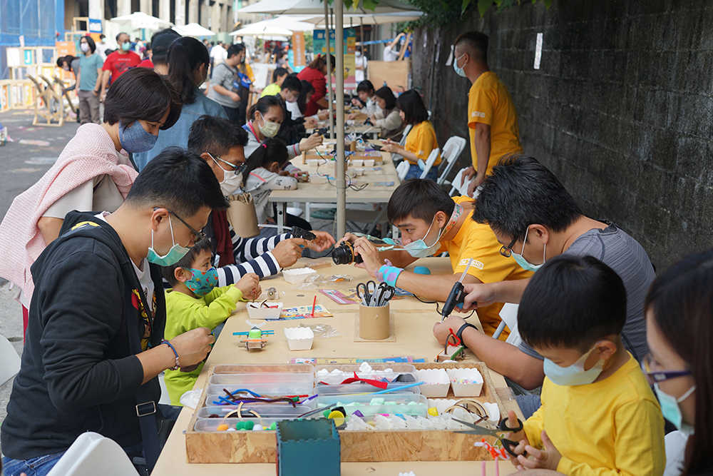 運用廢棄材料打造小車DIY,重新組裝成令人眼睛一亮的酷炫造型,非常適合親子動手寓教於樂。(圖片提供/M.ZONE大港自造特區) 運用廢棄材料打造小車DIY,重新組裝成令人眼睛一亮的酷炫造型,非常適合親子動手寓教於樂。(圖片提供/M.ZONE大港自造特區)