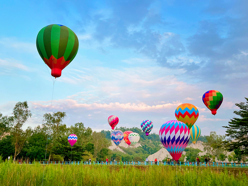 現場除了熱氣球繫留體驗，觀光局另外設置熱氣球打卡點，讓民眾一到現場，就可以跟五彩繽紛的熱氣球拍照打卡，留下美麗倩影。(圖片提供/高市府觀光局)
