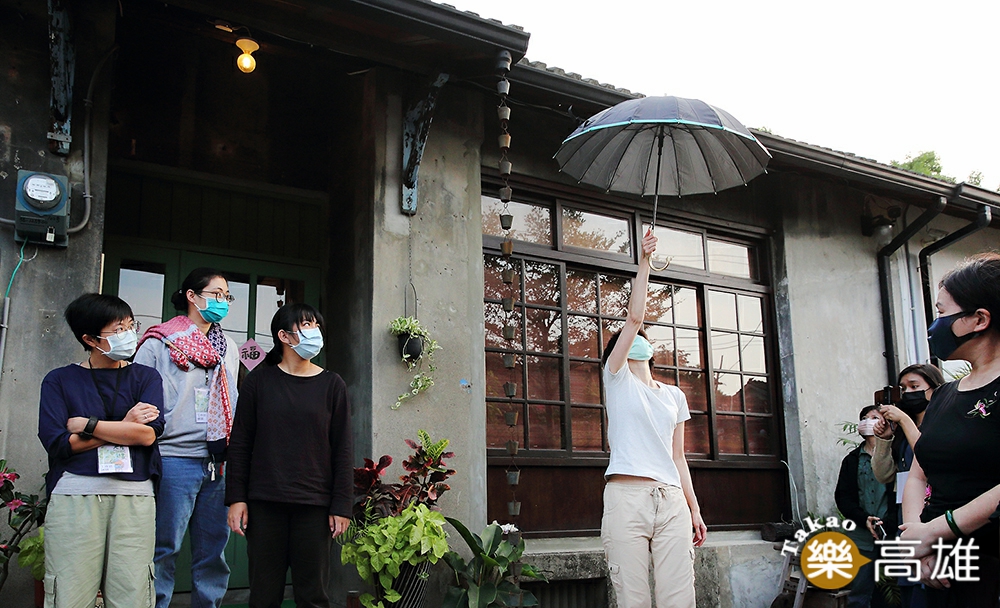 眷村巷弄、庭院和老屋各處成為工作坊學員的表演舞台。(攝影/Carter) 眷村巷弄、庭院和老屋各處成為工作坊學員的表演舞台。(攝影/Carter)