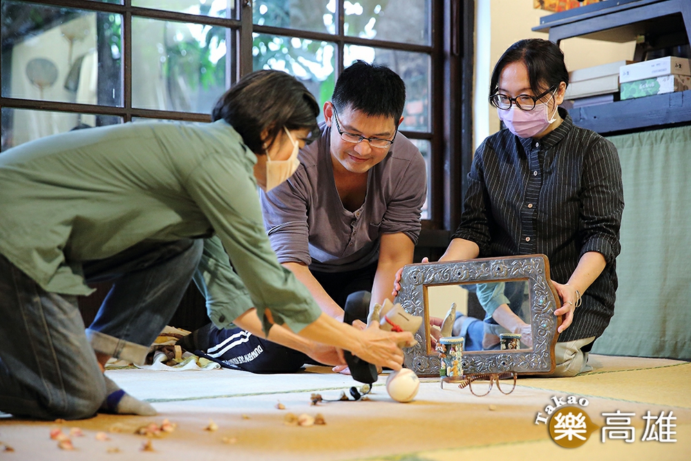 學員們在工作坊第二天下午的成果發表上,操作物件說故事。(攝影/Carter) 學員們在工作坊第二天下午的成果發表上,操作物件說故事。(攝影/Carter)