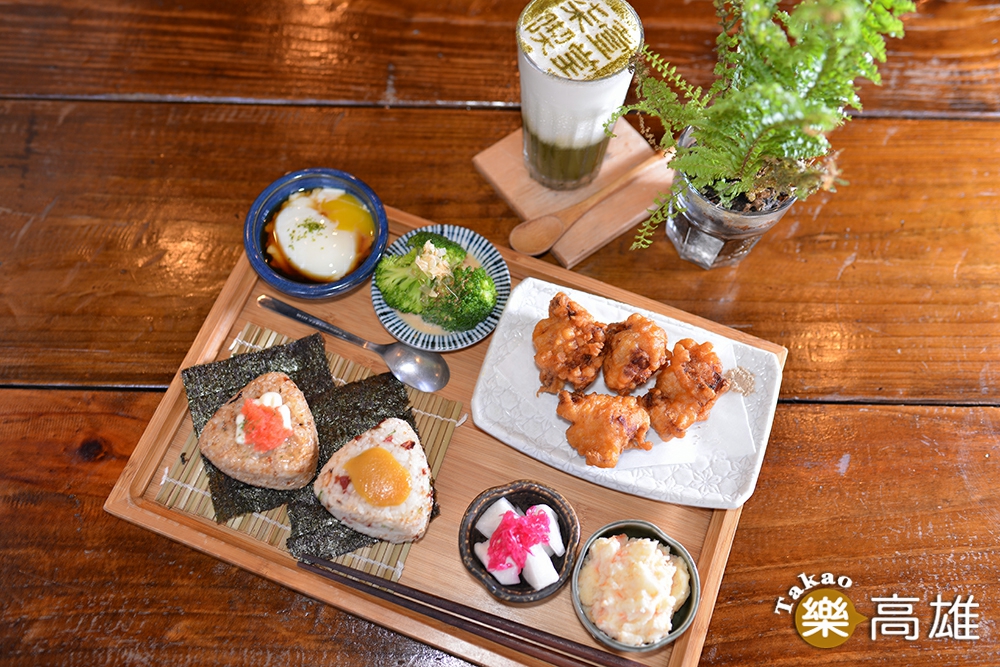「雙味飯糰佐唐揚炸雞」是第一次到訪的必點招牌，酥炸雞腿肉軟嫩不柴，明太子飯糰甜中帶鹹、鍋巴脆香。(圖片提供/MOOK)