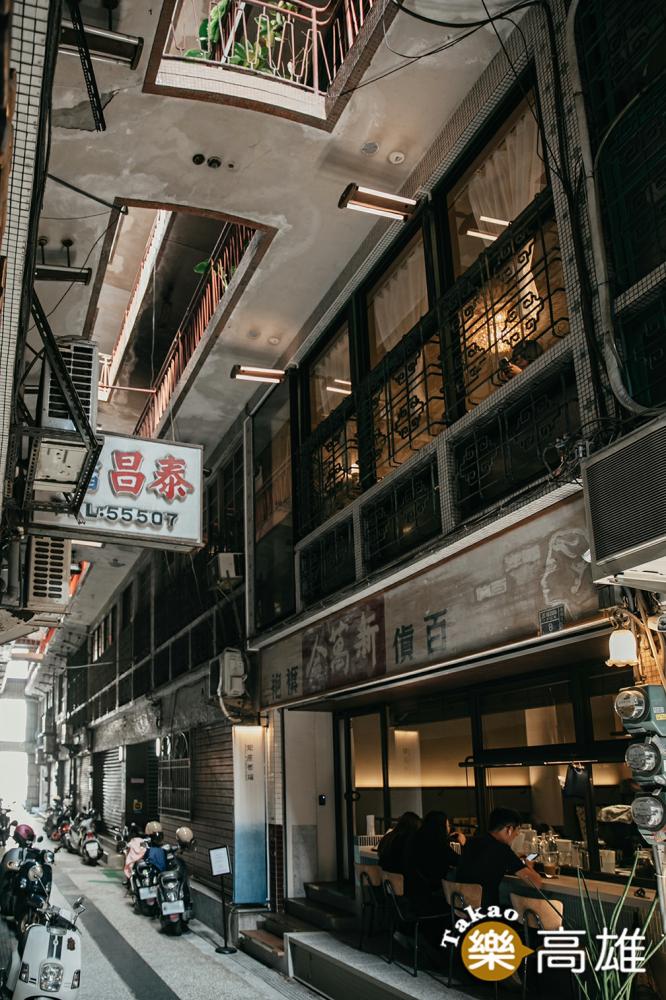 老宅見證了從「高雄銀座」到「國際商場」的往日繁華，以低照度的溫潤光源再次點亮老商圈。(圖片提供/MOOK)