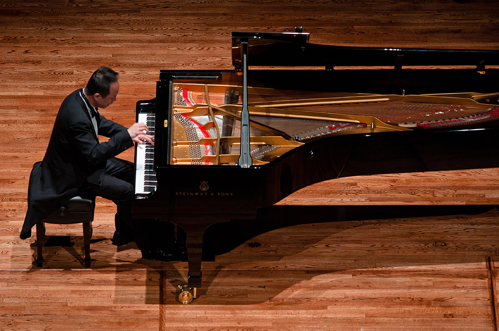 陳瑞斌不僅是神乎其技的鋼琴演奏家，更以生命詮釋音符，精湛而令人心醉的演奏技巧被國際媒體譽為「天使的手指」，廣受全球古典樂迷與樂評推崇。(圖片提供/陳瑞斌)
