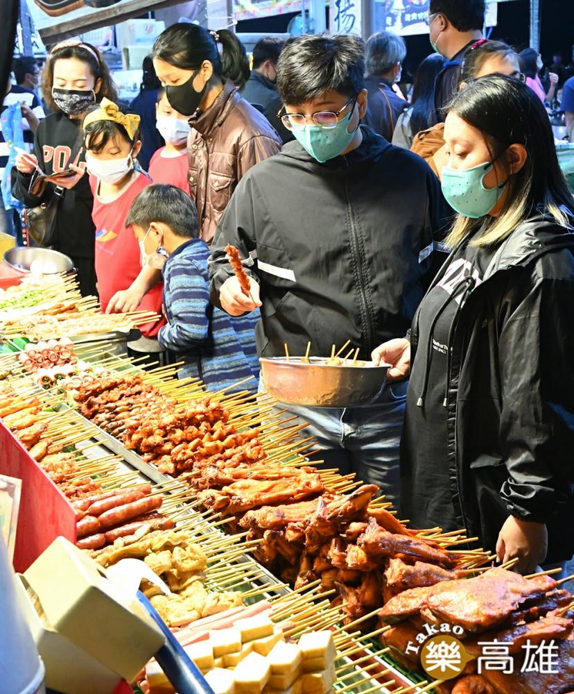 鳳山青年夜市11月於新址重新開放,更寬廣的空間、和更豐富的攤商與美食,炒熱高雄的夜晚。 (攝影/Carter) 鳳山青年夜市11月於新址重新開放,更寬廣的空間、和更豐富的攤商與美食,炒熱高雄的夜晚。 (攝影/Carter)