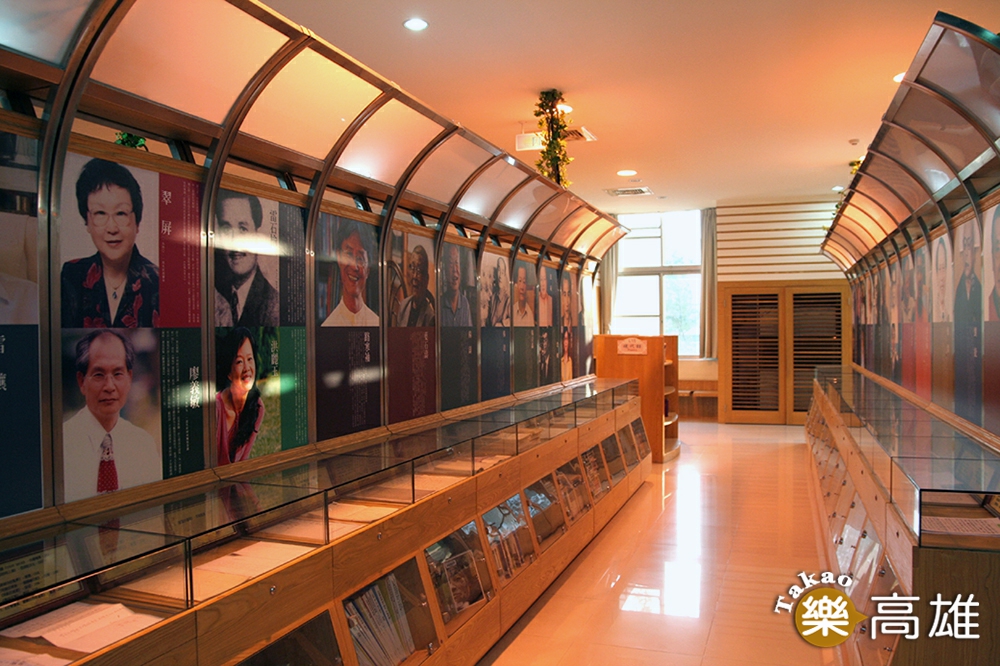 高雄文學館為圖書館與藝文展演的複合空間,館內展示高雄作家的介紹和著作,並舉辦各種藝文講座。 (攝影/鄭微宜) 高雄文學館為圖書館與藝文展演的複合空間,館內展示高雄作家的介紹和著作,並舉辦各種藝文講座。 (攝影/鄭微宜)