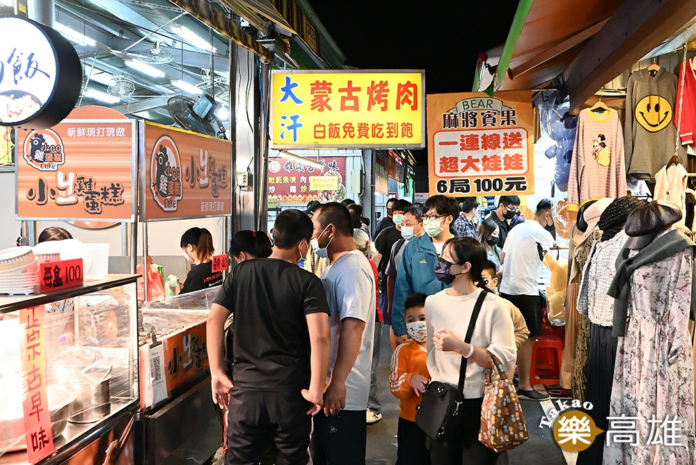 青年夜市剛開幕就湧入3萬人次,五花八門的商品美食讓民眾逛得滿足。(攝影/Carter) 青年夜市剛開幕就湧入3萬人次,五花八門的商品美食讓民眾逛得滿足。(攝影/Carter)