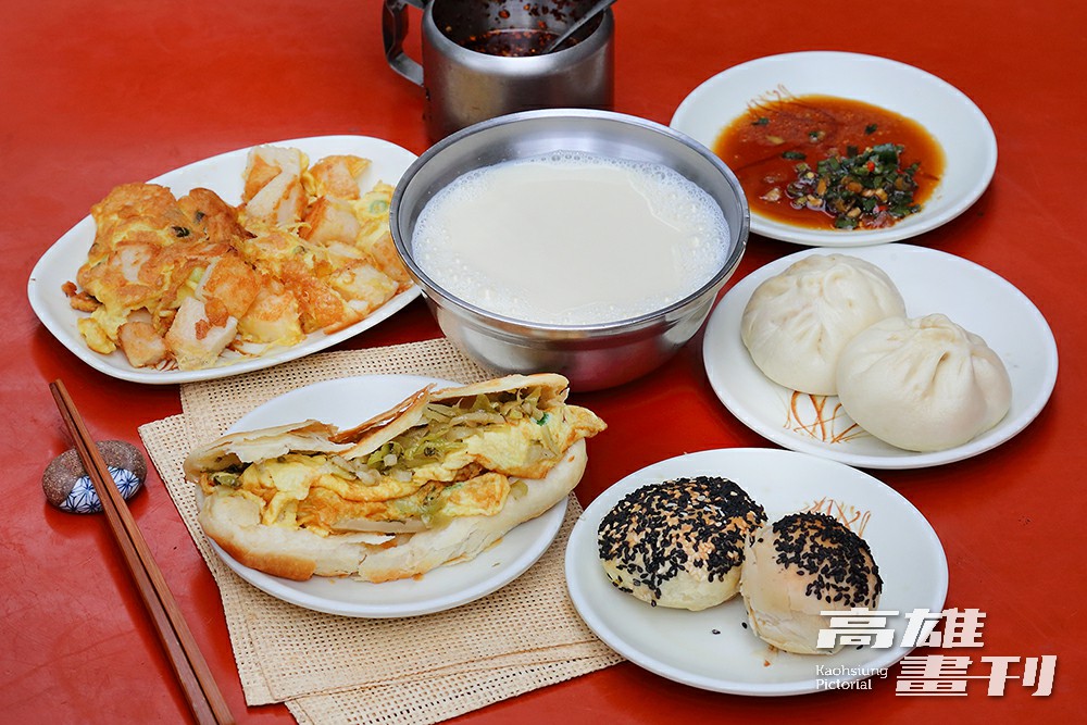 招牌肉包的尺寸介於小籠包和一般肉包之間，蘸點獨門蔥椒醬油更對味。老闆娘不計成本使用金蘭有機醬油，加入洋蔥丁增添甜味，老饕絕不要錯過。(攝影/Carter)
